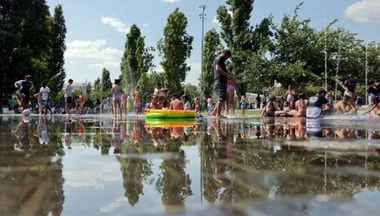 Canicula se intensifică în sudul Europei. Record în Spania de 46°C, la Granado, în Andaluzia. Recorduri de căldură în apă de 26°C în Baleare, un prag ”tipic jumătăţii lui august”. 21 de oraşe în alertă maximă de căldură extremă în Italia