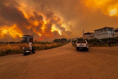 Pompierii din Turcia se luptă cu incendii forestiere în provincia Izmir pentru a doua zi consecutiv