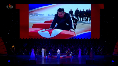 Liderul nord-coreean Kim Jong Un, prezentat la televiziunea de stat în timp ce acoperă sicrie cu drapelul ţării la aniversarea tratatului cu Rusia