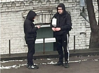 The Guardian: Rusia plăteşte adolescenţi ucraineni pentru a deveni, fără să ştie, kamikaze într-un război din umbră. Cel mai tânăr recrut, o fată de 11 ani din Odesa