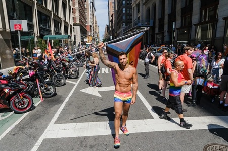 Două adolescente rănite într-un incident armat la Gay Pride, la Manhattan, în apropiere de Stonewall Inn