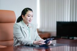 Premierul din Thailanda a fost suspendat de Curtea Constituţională. Dificultăţile celui mai tânăr premier din istoria ţării arată o criză a familiei ce domină politica thailandeză de peste două decenii 