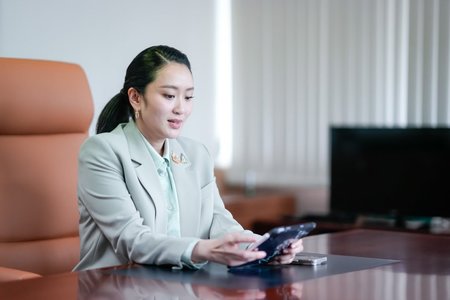 Premierul din Thailanda a fost suspendat de Curtea Constituţională. Dificultăţile celui mai tânăr premier din istoria ţării arată o criză a familiei ce domină politica thailandeză de peste două decenii 