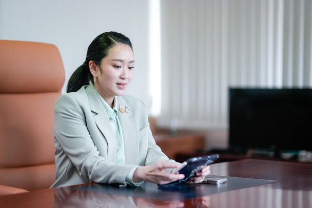 Premierul din Thailanda a fost suspendat de Curtea Constituţională. Dificultăţile celui mai tânăr premier din istoria ţării arată o criză a familiei ce domină politica thailandeză de peste două decenii