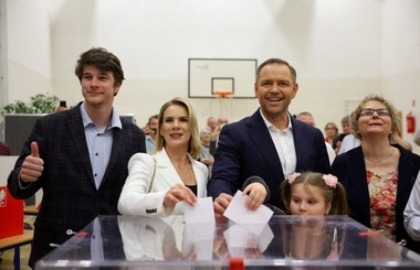Curtea Supremă poloneză validează rezultatul alegerilor prezidenţiale şi o victorie a naţionalistului Karol Nawrocki. După scrutin s-au depus numeroase plângeri atât cu privire la desfăşurarea alegerilor, cât şi la legitimitatea Camerei Curţii însărcinate cu dosarul
