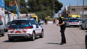 Un copil de doi ani moare în Catalonia, uitat timp de mai multe ore într-o maşină parcată în soare, pe caniculă, la Valls, unde au fost 32°C la umbră dimineaţa. Doi drumari au murit în weekend muncind în căldură, la Cordoba şi Barcelona