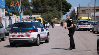 Un copil de doi ani moare în Catalonia, uitat timp de mai multe ore într-o maşină parcată în soare, pe caniculă, la Valls, unde au fost 32°C la umbră dimineaţa. Doi drumari au murit în weekend muncind în căldură, la Cordoba şi Barcelona