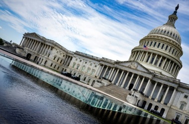 ”Marea şi frumoasă lege” a lui Trump, adoptată la limită în Senatul SUA, cu votul lui J. D. Vance, după două zile de voturi asupra a zeci de amendamente. Camera Reprezentanţilor se lansează într-un sprint să adopte textul revizuit până pe 4 iulie, cum vrea Trump
