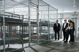 Trump vizitează ”Alcatrazul aligatorilor”, un centru de retenţie al migranţilor în Florida