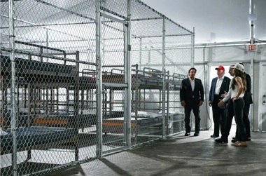 Trump vizitează ”Alcatrazul aligatorilor”, un centru de retenţie al migranţilor în Florida