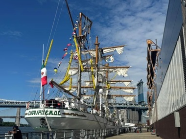 Velierul cu trei catarge Cuauhtémoc, o navă-şcoală a Marinei mexicane, dădea cu spatele şi accelera atunci când s-a lovit de Podul Podul Brooklyn, la New York, la 17 mai, arată NTSB într-un raport preliminar de anchetă
