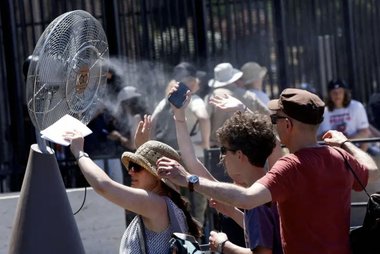Valul de căldură din Europa continuă şi se extinde spre est. Sunt cel puţin cinci morţi, între care doi copii