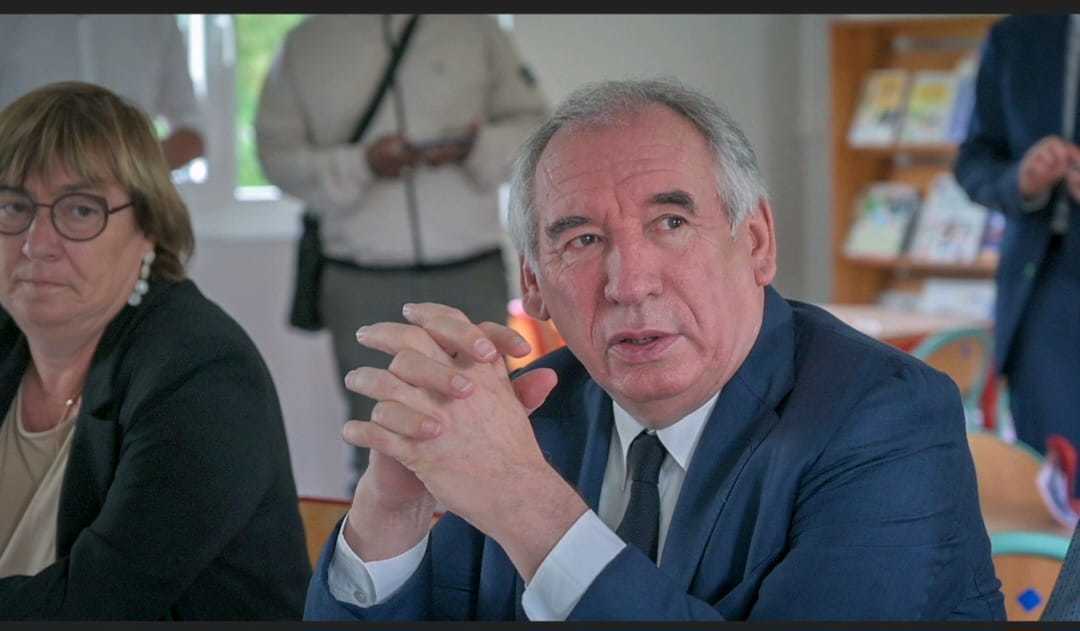 Premierul francez Francois Bayrou a supravieţuit celei de-a opta moţiuni de cenzură, colacul de salvare venind de la Marine Le Pen. Bugetul, însă, va fi o încercare mai greu de trecut