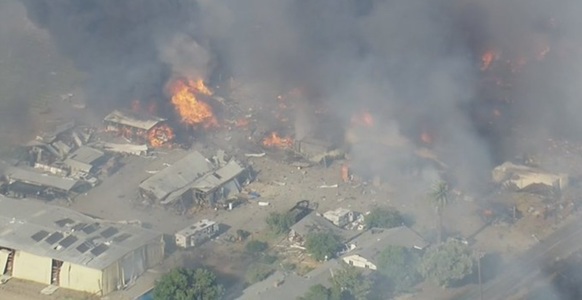Evacuări în SUA, în urma unor explozii la un depozit de artificii care au cauzat un incendiu în California