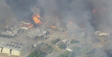Evacuări în SUA, în urma unor explozii la un depozit de artificii care au cauzat un incendiu în California