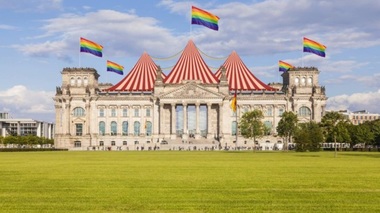 Bundestagul ”nu este un cort de circ”, afirmă Merz, susţinând neridicarea steagului curcubeu la Parlament de Gay Pride, la Berlin, la 26 iunie