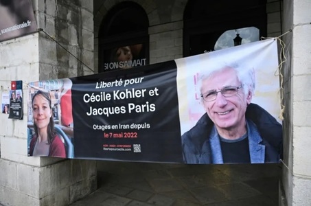 Francezii Cécile Kohler şi Jacques Paris, deţinuţi în Iran de peste trei ani, inculpaţi de spionaj în favoarea spionajului israelian, ”complot în vederea răsturnării regimului” şi ”corupţie pe pământ”, toate pasibile de pedeapsa cu moartea