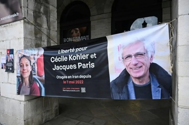 Francezii Cécile Kohler şi Jacques Paris, deţinuţi în Iran de peste trei ani, inculpaţi de spionaj în favoarea spionajului israelian, ”complot în vederea răsturnării regimului” şi ”corupţie pe pământ”, toate pasibile de pedeapsa cu moartea