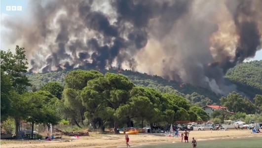 Evacuări în masă pe insula Creta, în timp ce pompierii greci luptă cu un puternic incendiu de pădure