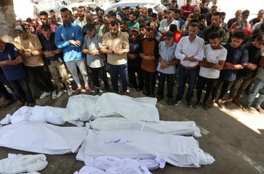 Cel puţin 69 de persoane ucise în operaţiuni israeliene în Fâşia Gaza, în timp ce Israelul dezbate un armistiţiu. ”Asta nu e viaţă. Fie ei (israelienii) dau în noi cu o bombă atomică şi terminăm, fie conştiinţa oamenilor trebuie să se trezească în sfârşit”