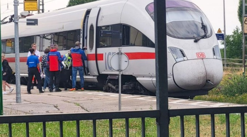 Patru pasageri, răniţi într-un atac cu toporul, în Bavaria, la bordul unui tren ICE de la Hamburg la Viena. Atacatorul, încercuit de pasageri şi rănit, transportat la un spital cu un elicopter