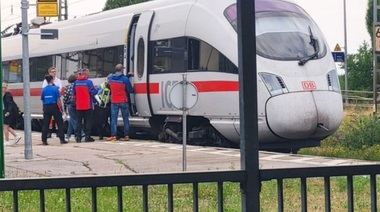 Patru pasageri, răniţi într-un atac cu toporul, în Bavaria, la bordul unui tren ICE de la Hamburg la Viena. Atacatorul, încercuit de pasageri şi rănit, transportat la un spital cu un elicopter
