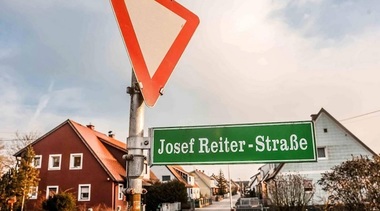 Oraşul natal austriac al lui Hitler, Braunau, schimbă numele a două străzi care purtau numele lui Joseph Reiter, un apropiat al dictatorului, şi al lui Franz Resl, un propagandist al nazismului, în urma unor presiuni ale Comitetului Mauthause