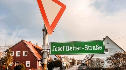 Oraşul natal austriac al lui Hitler, Braunau, schimbă numele a două străzi care purtau numele lui Joseph Reiter, un apropiat al dictatorului, şi al lui Franz Resl, un propagandist al nazismului, în urma unor presiuni ale Comitetului Mauthause