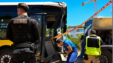 Peste 50 de persoane au fost rănite în coliziunea a două autobuze în apropiere de Atena
