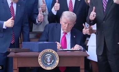 De Ziua Independenţei, Trump şi-a promulgat „marea şi frumoasa lege”. Avioane militare au survolat ceremonia organizată în aer liber, pe peluza sudică a Casei Albe
