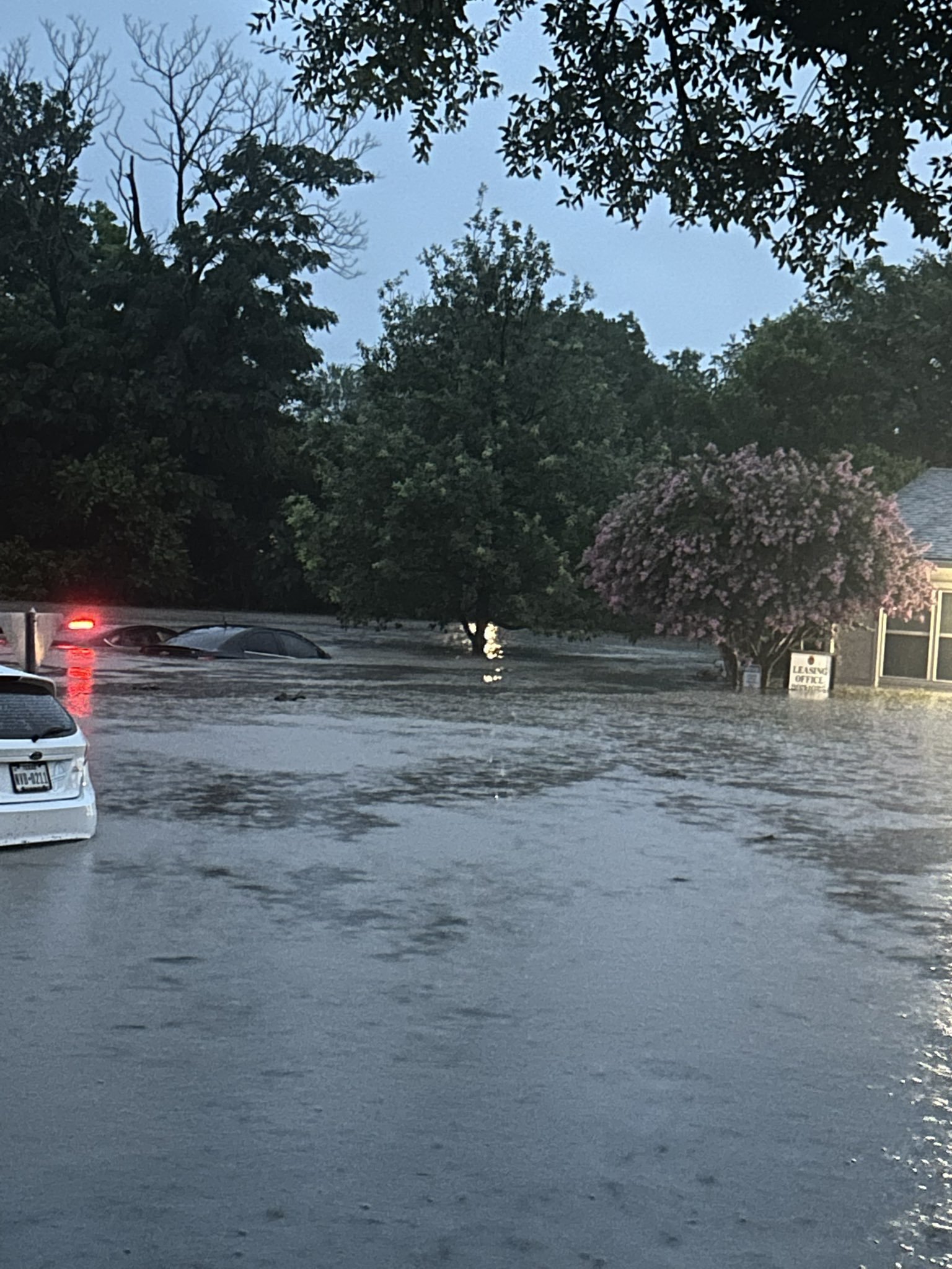 Bilanţul victimelor inundaţiilor din Texas a crescut la 43 de morţi. 27 de fete din tabăra creştină inundată sunt încă date dispărute