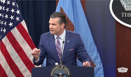 Şeful Pentagonului, Pete Hegseth, a invocat în mod fals lipsa armelor pentru a opri livrările către Ucraina, acuză democraţii
