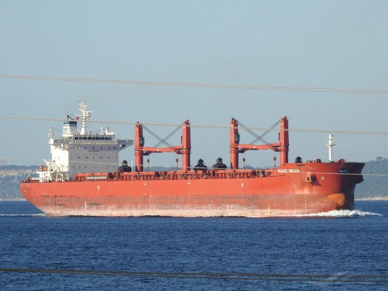 O navă grecească a fost atacată în Marea Roşie, în largul Yemenului, cu focuri de armă, grenade autopropulsate şi drone maritime. Echipajul a fost nevoit să o abandoneze, după ce la bord a izbucnit un incendiu şi vasul a început să ia apă