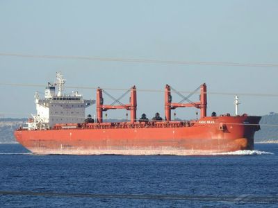 O navă grecească a fost atacată în Marea Roşie, în largul Yemenului, cu focuri de armă, grenade autopropulsate şi drone maritime. Echipajul a fost nevoit să o abandoneze, după ce la bord a izbucnit un incendiu şi vasul a început să ia apă