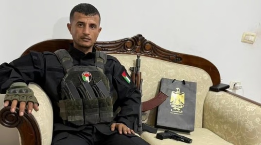 Gruparea armată palestiniană ”Forţele Populare” colaborează cu Israelul în Războiul din Fâşia Gaza, recunoaşte liderul grupării, Yasser Abu Shabab, la un post israelian de radio în arabă. ”Hamasul este în agonie. Ei ştiu că sfârşitul lor este aproape”
