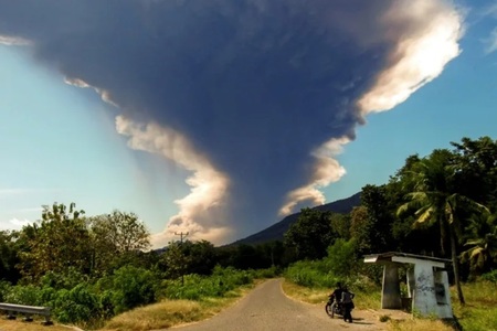Vulcanul indonezian Lewotobi Laki-Laki erupe din nou puternic