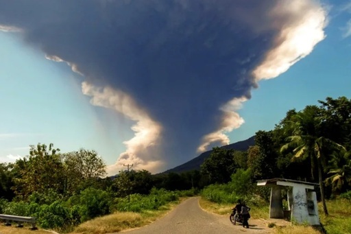Vulcanul indonezian Lewotobi Laki-Laki erupe din nou puternic
