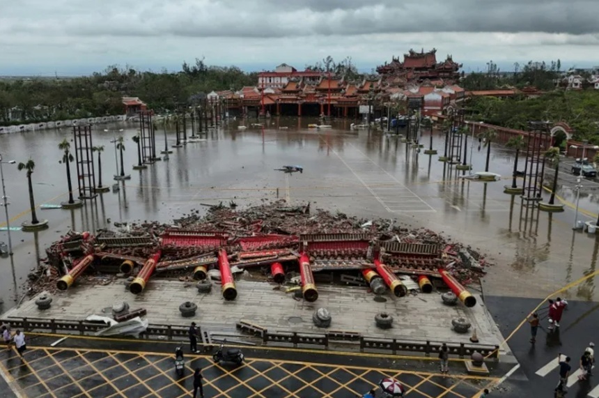 Doi morţi şi 491 de răniţi în Taiwan, după trecerea taifunului Danas, care a provocat inundaţii şi alunecări de teren. 3.500 de persoane evacuate, peste 380.000 de gospodării fără curent