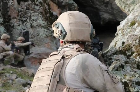 Doisprezece militari turci, morţi într-o operaţiune de căutare a unui militar ucis în 2022 în nordul Irakului, din cauza unei intoxicări cu metan într-o peşteră folosită de PKK. Gruparea urmează să procedeze la o primă ceremonie de depunere a armelor săpt