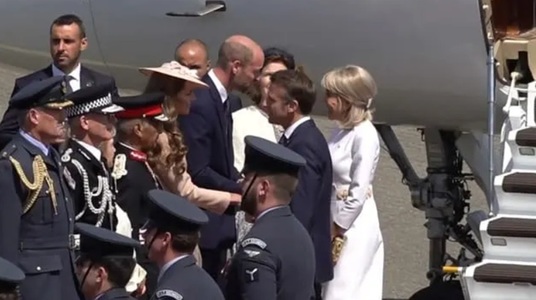 Macron, primit de William şi Kate la baza militară Northolt, salută la începutul unei vizite de stat de trei zile, ”un moment important pentru naţiunile noastre”