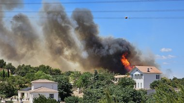 Peste 100 de răniţi în urma incendiului de vegetaţie care face ravagii lângă Marsilia / Incendiul a fost declanşat de o maşină care a luat foc pe autostradă / Macron: Gândurile noastre sunt alături de răniţi şi de toţi locuitorii