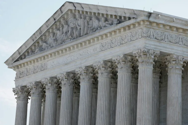 Curtea Supremă a SUA deschide calea concedierilor masive de funcţionari vrute de Trump