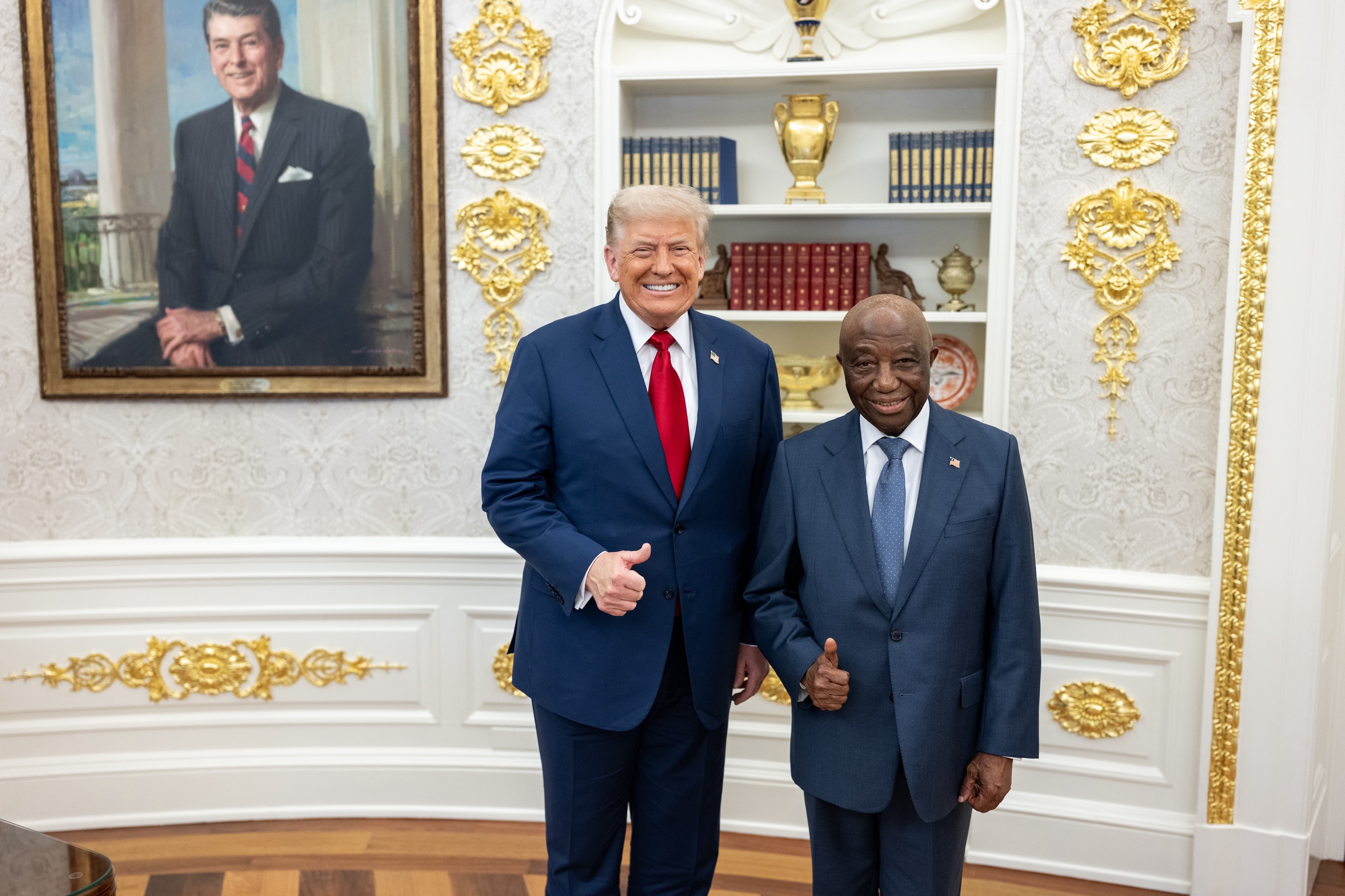 Trump l-a felicitat pe preşedintele Liberiei pentru nivelul englezei sale, dar engleza este limba oficială în Liberia - VIDEO
