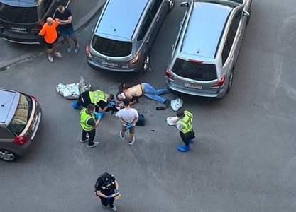 Un agent SBU, asasinat în districtul Golosiivski, la Kiev, în apropierea unei parcări, de către un bărbat cu cagulă care fuge de la faţa locului. Victima, colonelul Ivan Voronîci, împuşcat de cinci ori cu un pistol cu amortizor, dezvăluie Ukrainska Pravda