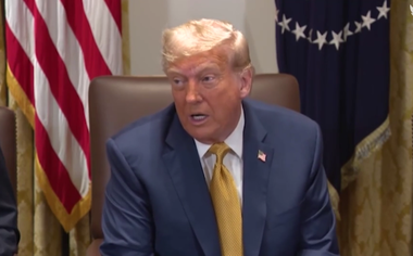 Trump afirmă că a ajuns la o înţelegere pentru a trimite arme americane în Ucraina prin NATO. El spune că luni va face „o declaraţie importantă” referitoare la Rusia