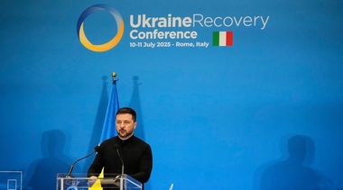 Zelenski le cere aliaţilor, la Conferinţa redresării Ucrainei de la Roma, ”bani” şi drone