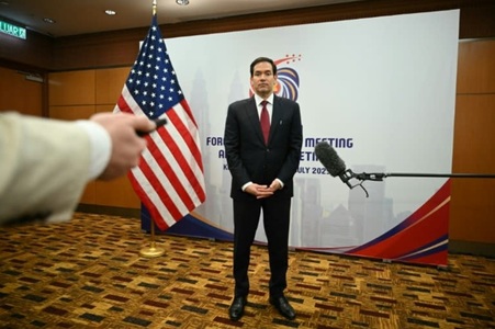 Marco Rubio discută despre dezacorduri bilaterale, în marja unei reuniuni ASEAN în Malaysia, cu omologul său chinez Wang Yi 