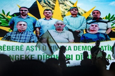 Primii combatanţi kurzi din cadrul PKK îşi depun armele şi le ard într-o ceremonie ”istorică şi democratică” în Irak