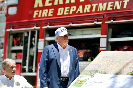 Trump în zonele afectate de inundaţii din Texas - A apărat modul în care a fost gestionată situaţia / Dispută cu un jurnalist pe care l-a numit ”o persoană rea”