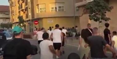 Mai multe persoane rănite în a doua noapte de tulburări anti-migranţi într-un oraş spaniol/ VIDEO